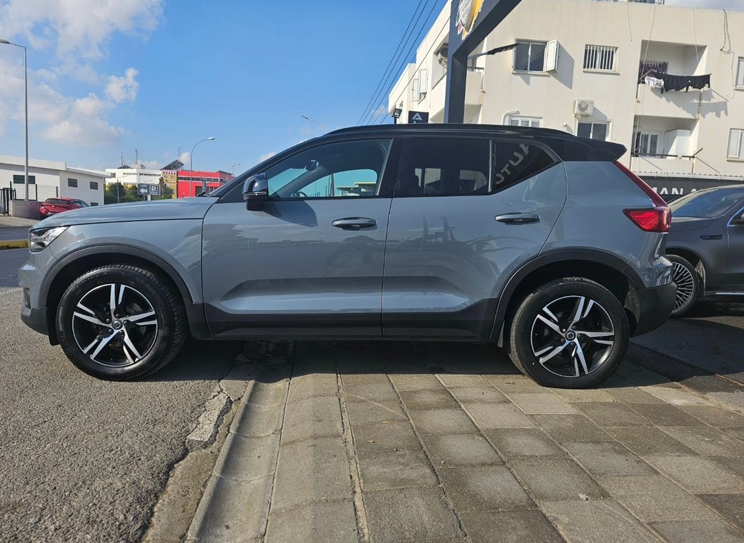 VOLVO XC 40 R DESIGN